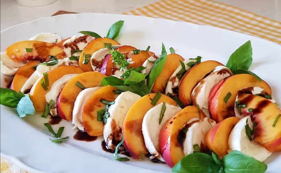 INSALATA CAPRESE DI PESCHE