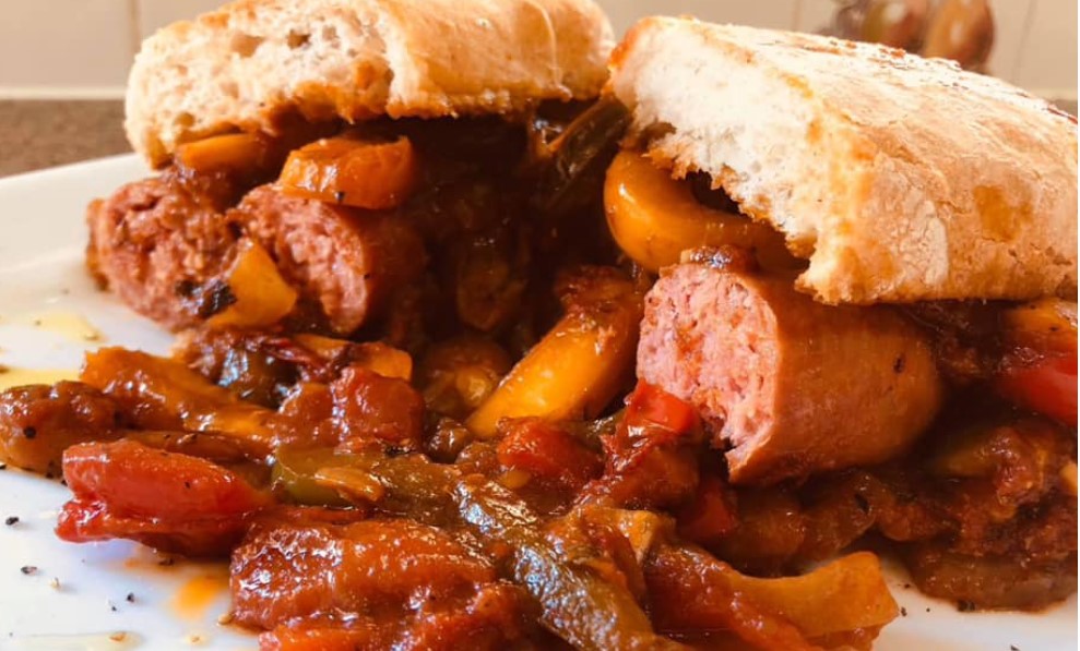 Salsiccia peperoni e cipolle con rotolo di Ciabatta