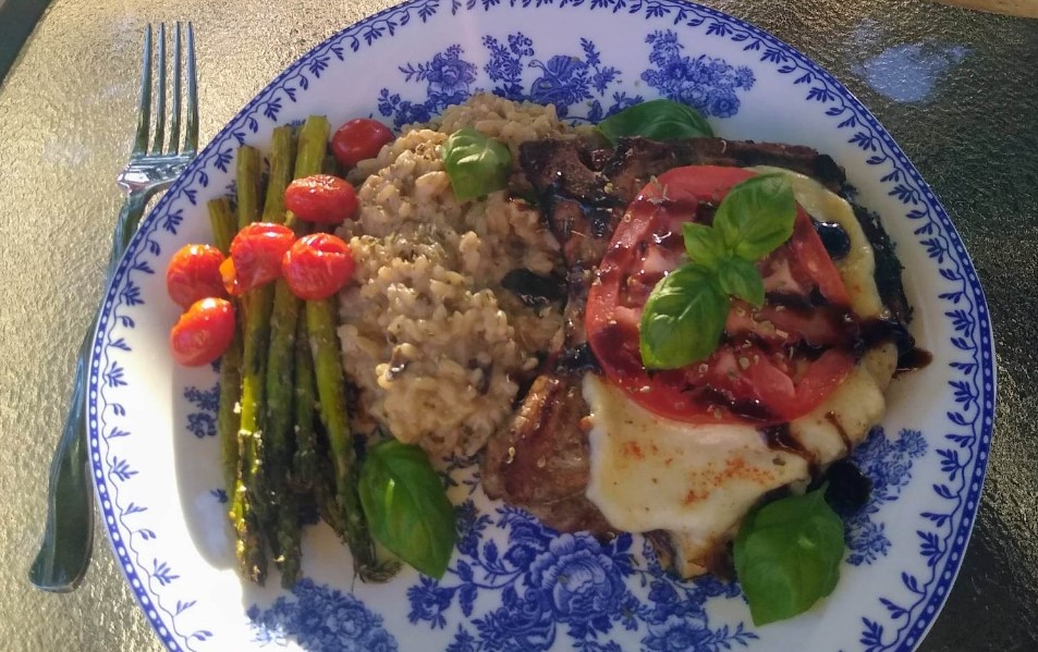 Costolette di maiale caprese alla griglia