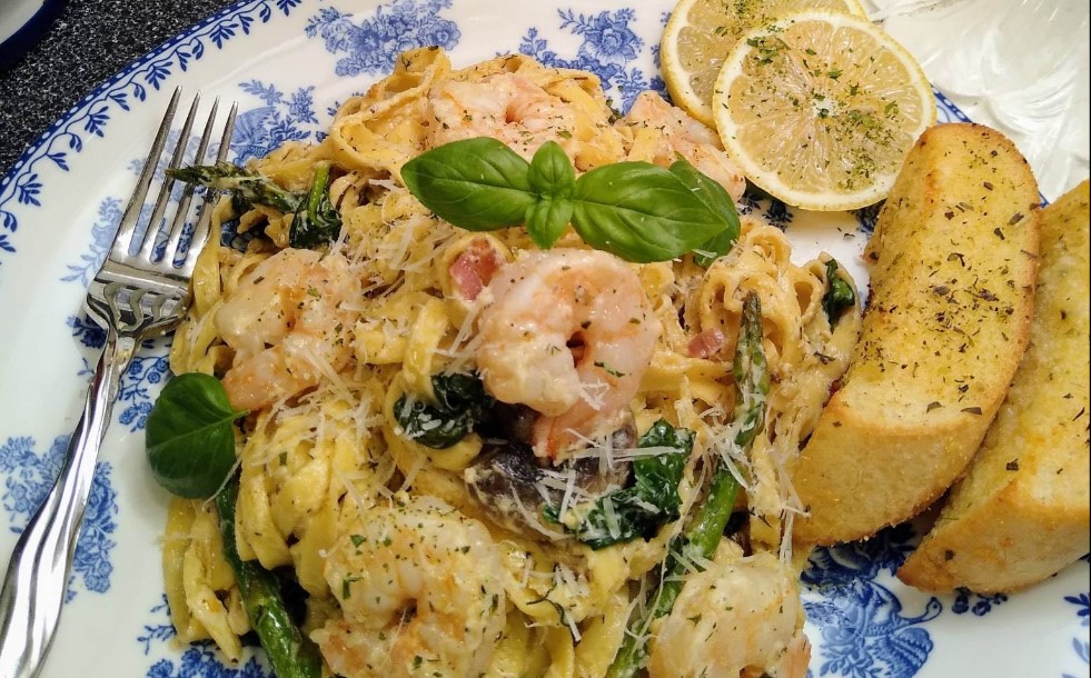 Fettuccine cremose ai gamberetti con funghi e asparagi saltati