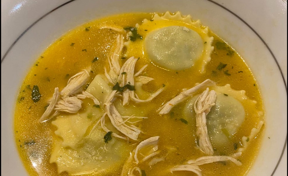 brodo di pollo con spinaci e ravioli di ricotta